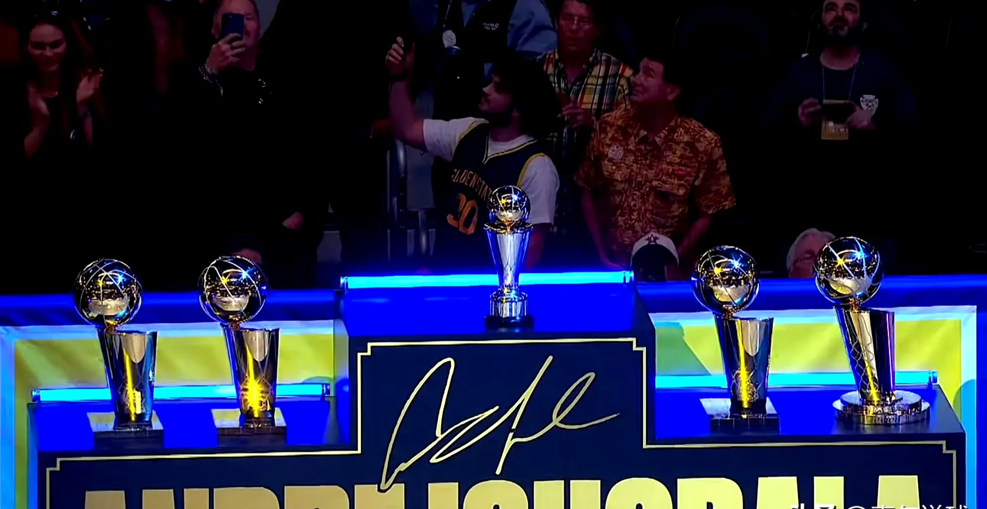 包含独行侠横扫广东队，库里点燃赛场的词条