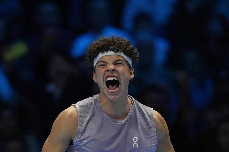 关于ATP总决赛险胜拉沃尔杯，兹维列夫带队取胜的信息