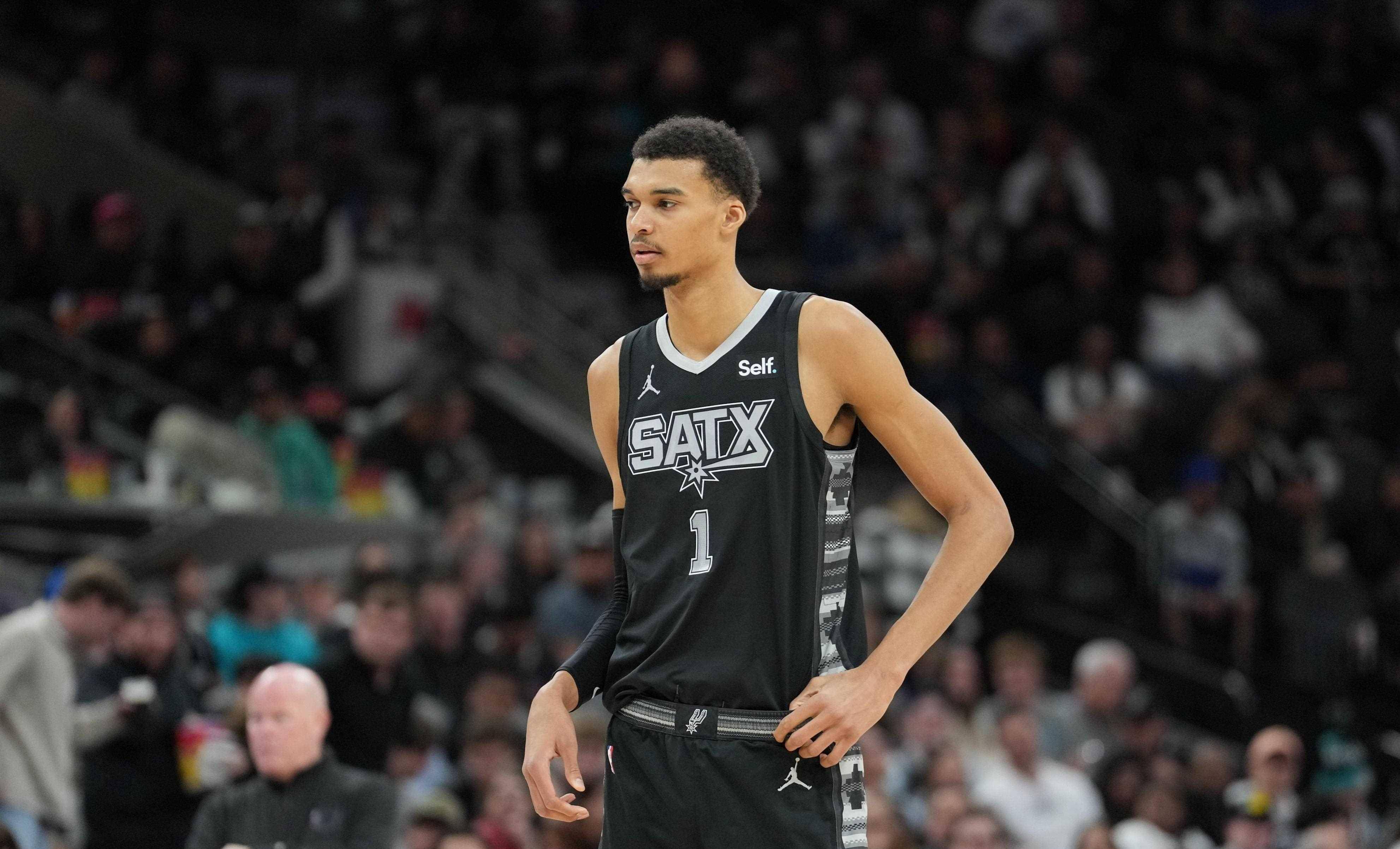 猛龙碾压广东队，麦科勒姆惊艳四座