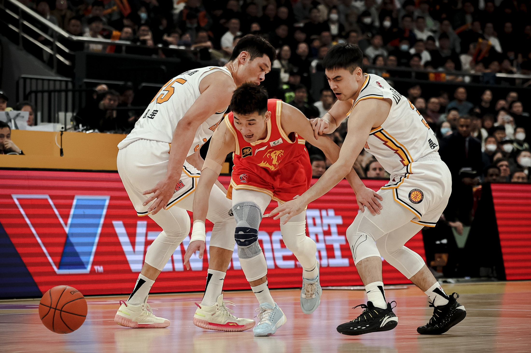 上海队力克山东队，孙铭徽关键制胜