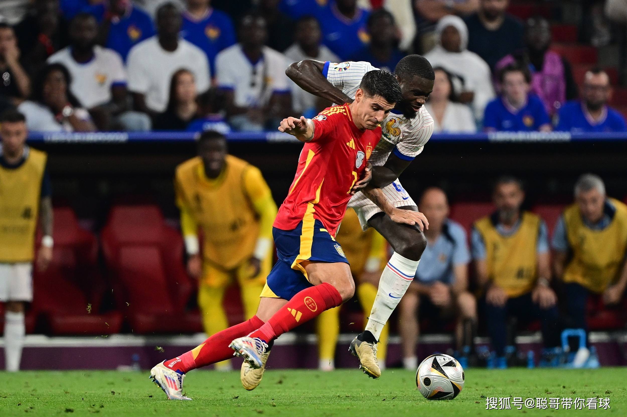 欧国联比赛：球员展现实力，场面激情澎湃