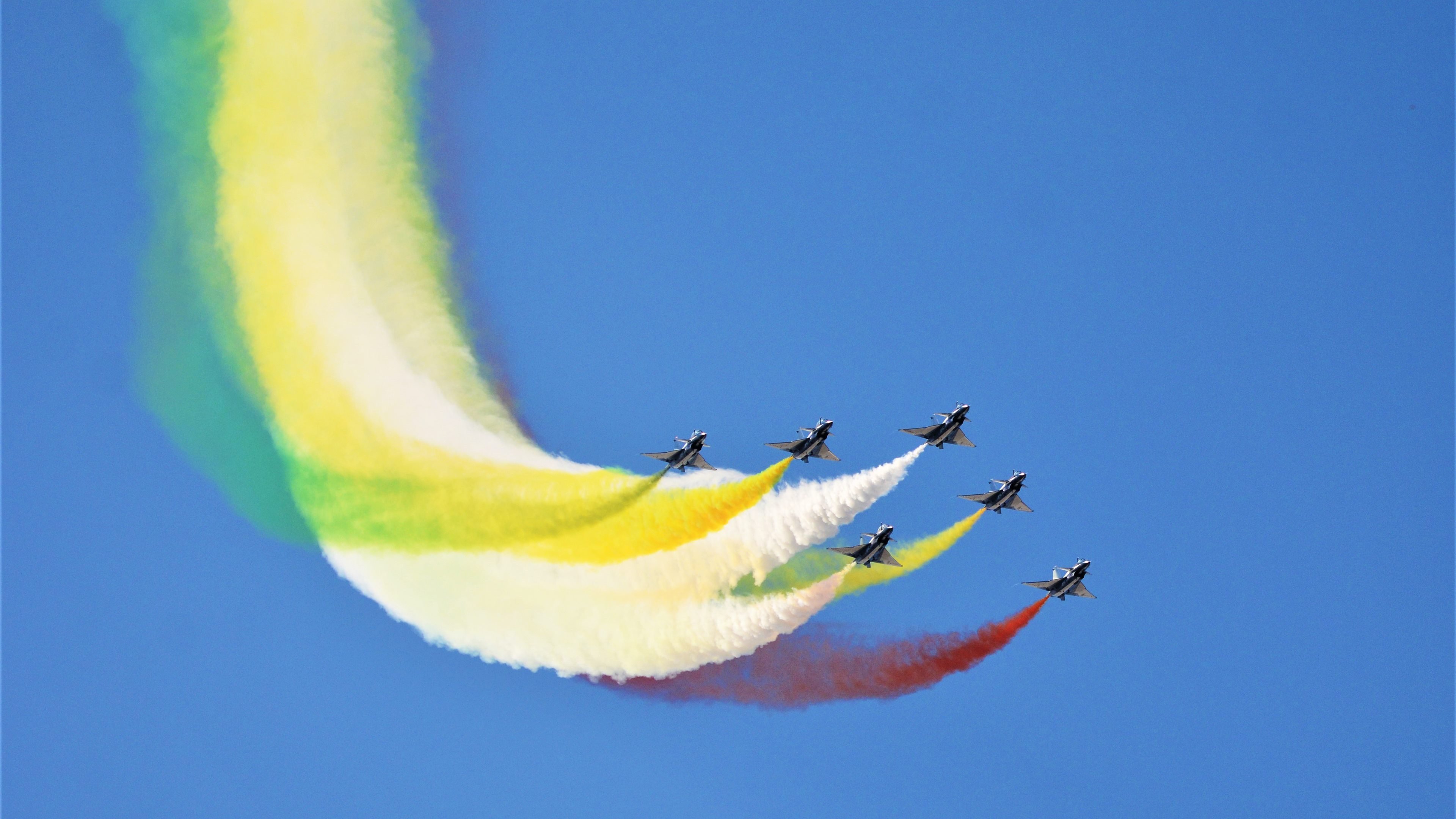 风暴与落叶,雷诺横扫哈斯,塞恩斯闪电点燃赛场