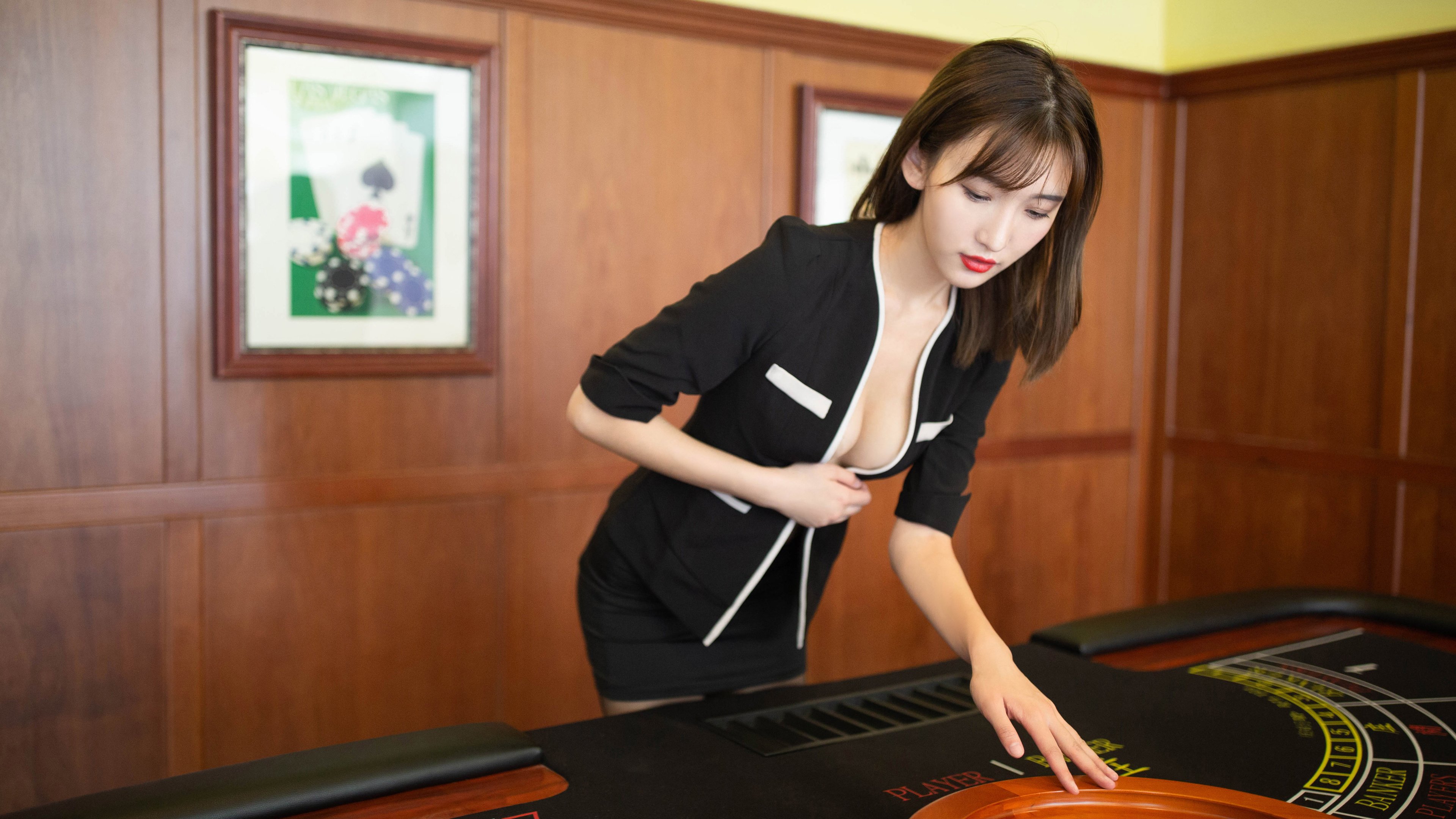 铁壁轰鸣时,王冠从灰烬中升起