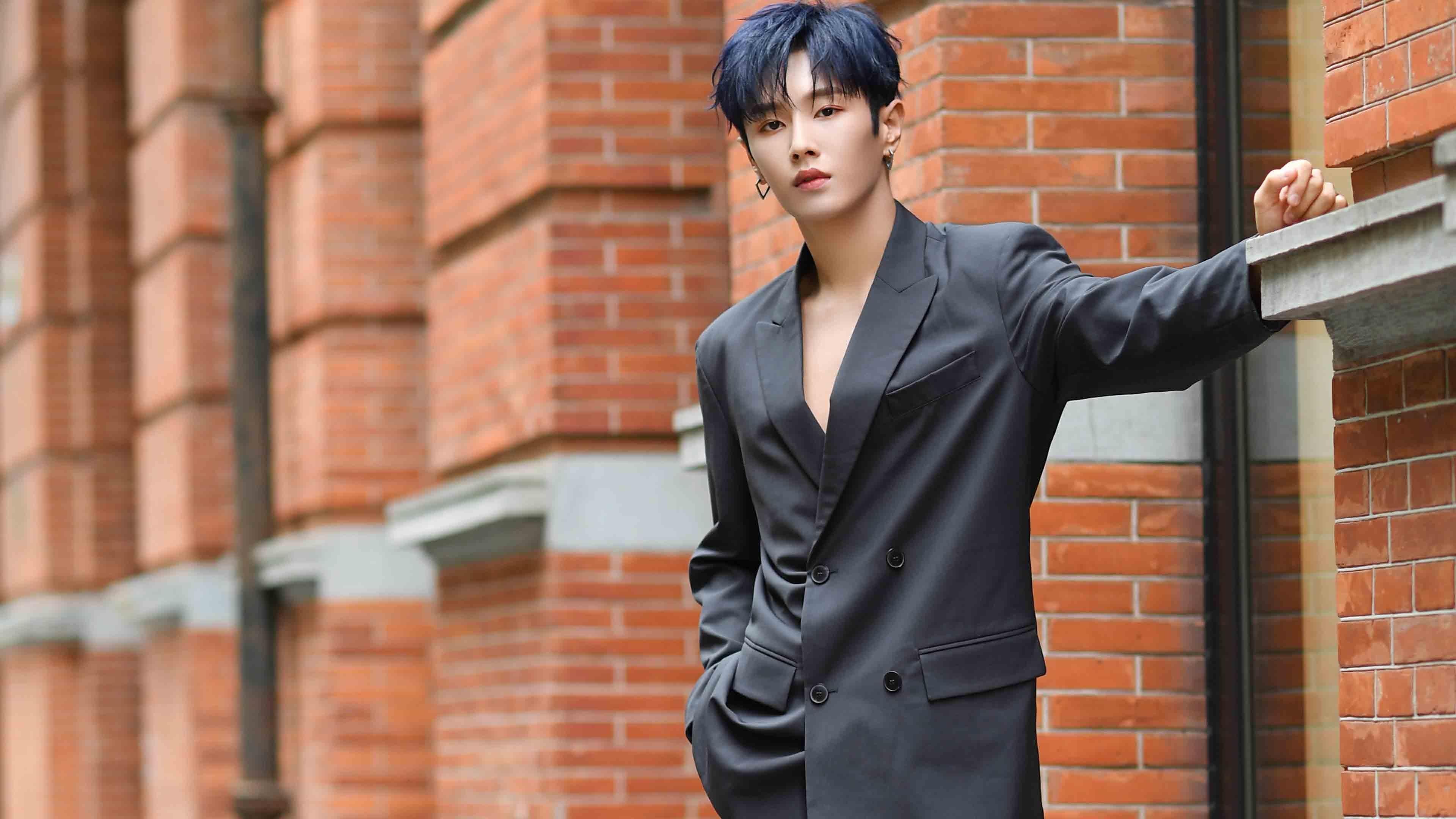 爱游戏官方入口-双生引擎，当赛车啸叫遇见足球跃动—维斯塔潘与三笘薰的压力共舞